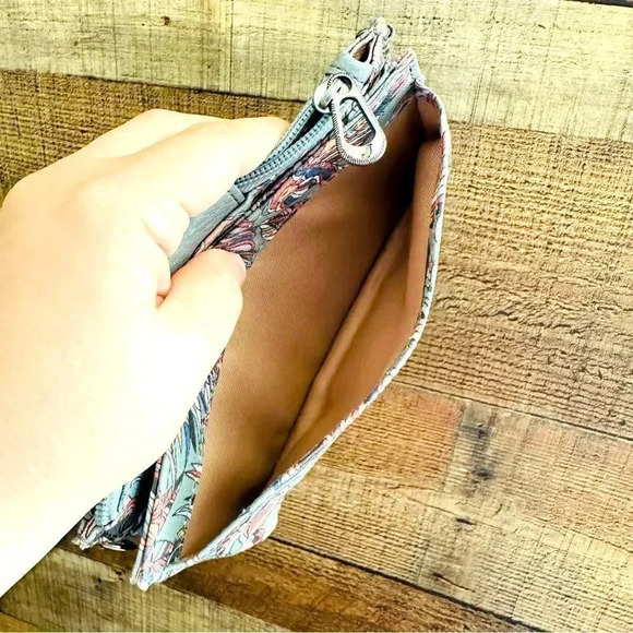 NWOT Sakroots Artist Circle Smartphone Wallet/Wristlet - Picture 9 of 13